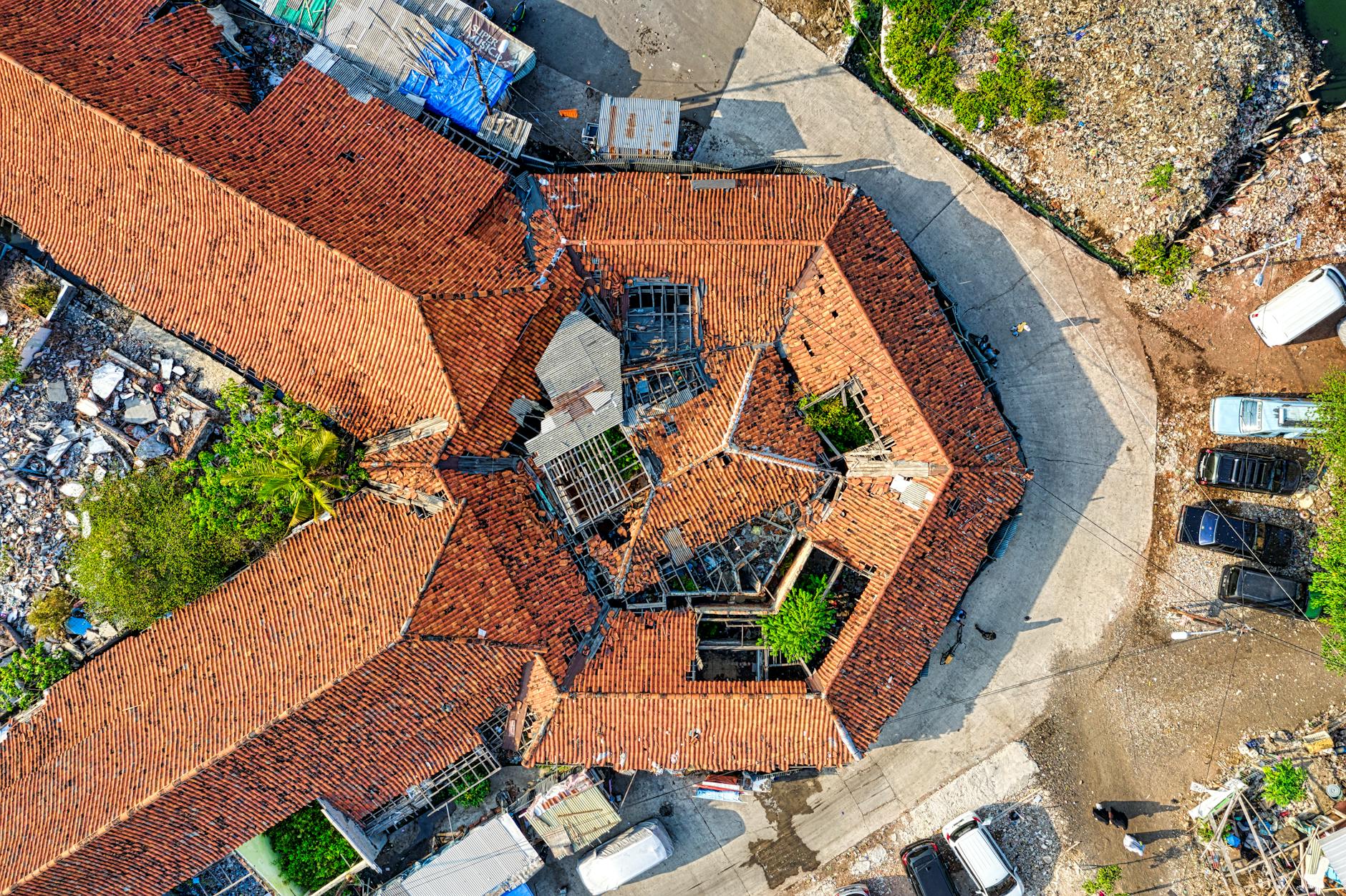 青空のもと戸建て住宅の屋根を点検する外壁塗装用のドローン