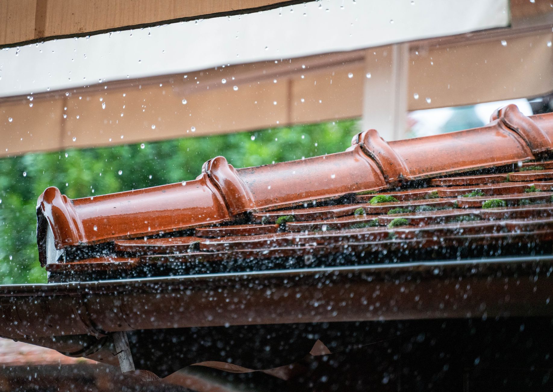 色褪せ汚れある戸建て雨樋。外壁塗装雨樋交換費用が必要な状態